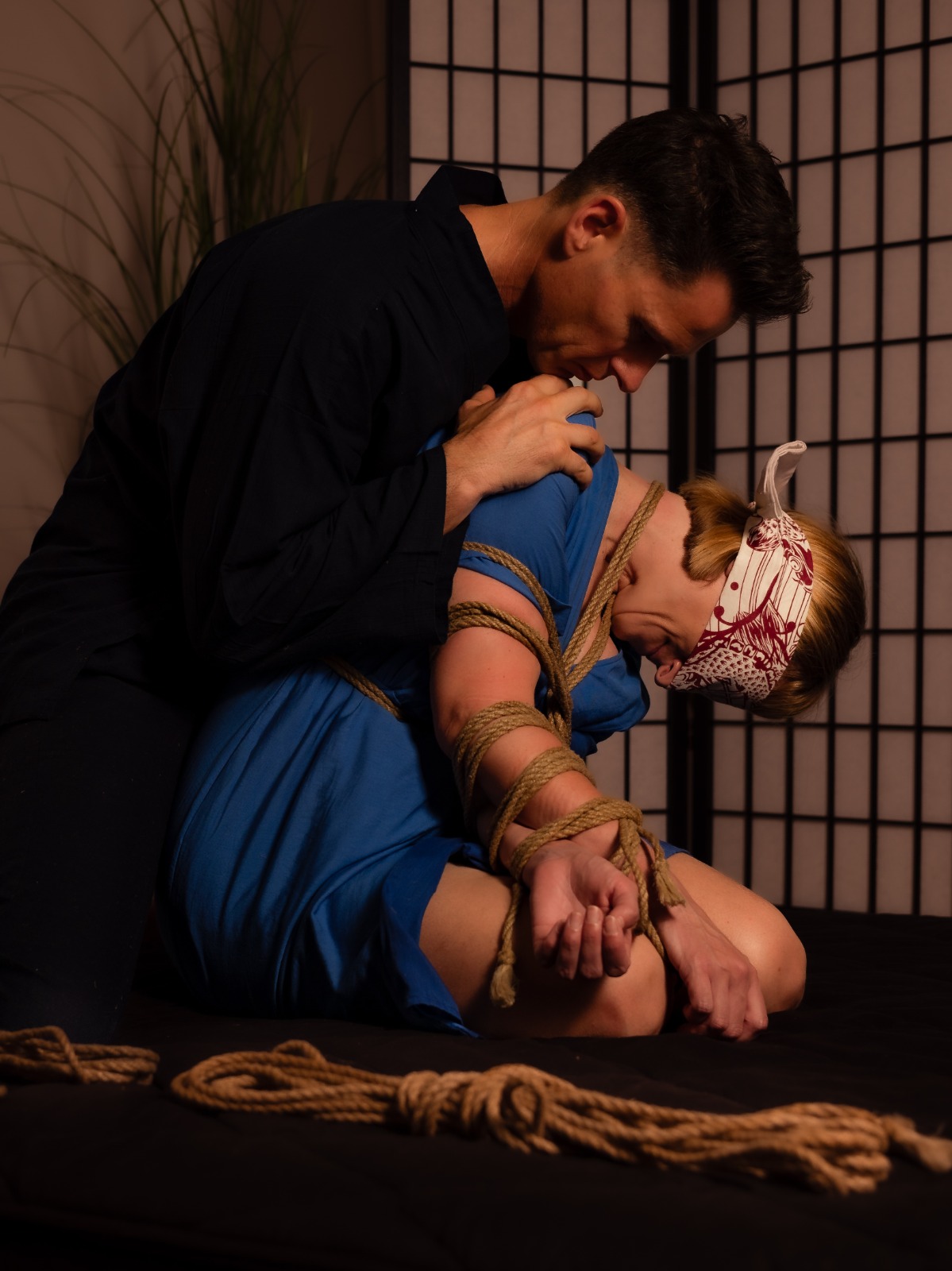 Shibari sessie met volle aanwezigheid en ontvanger in overgave